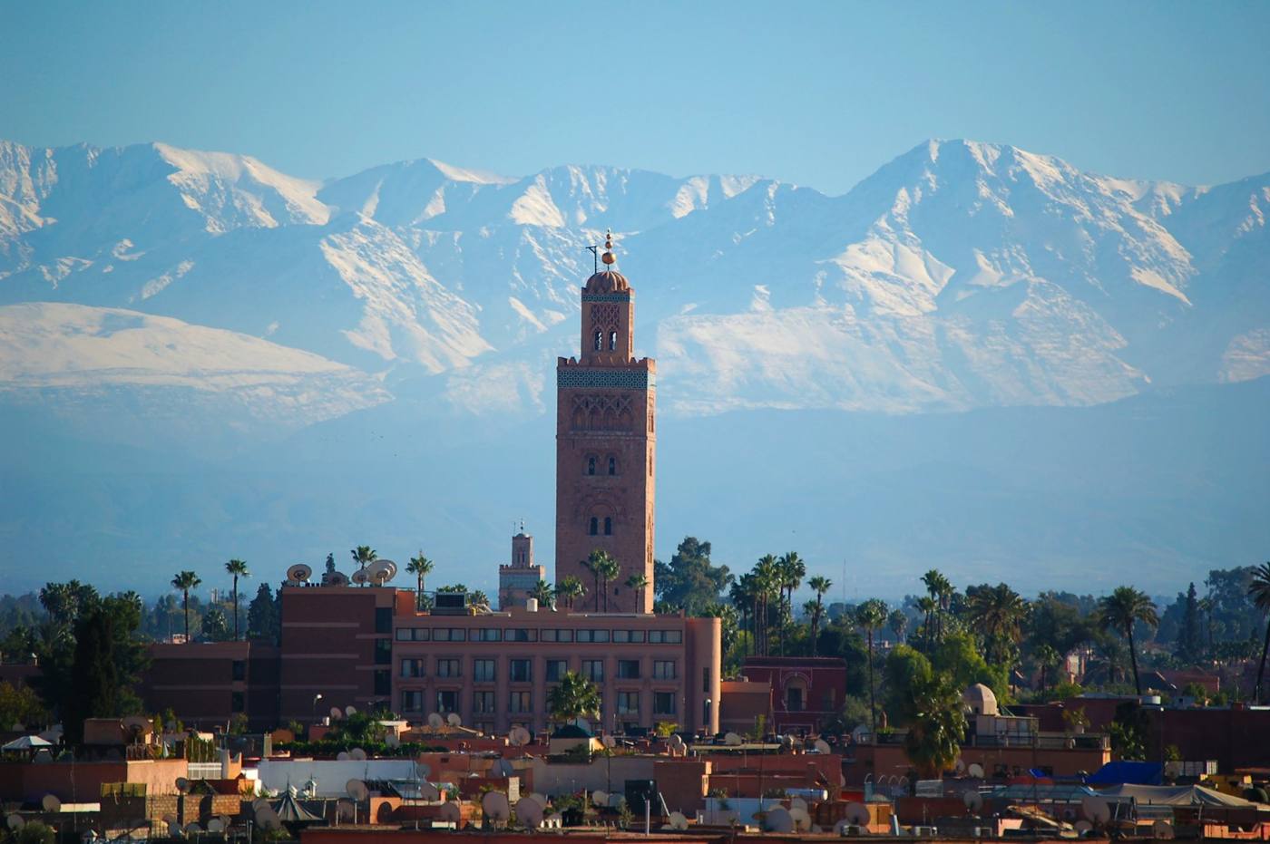 Minarete da Koutoubia com o Atlas ao fundo, em Marrakech