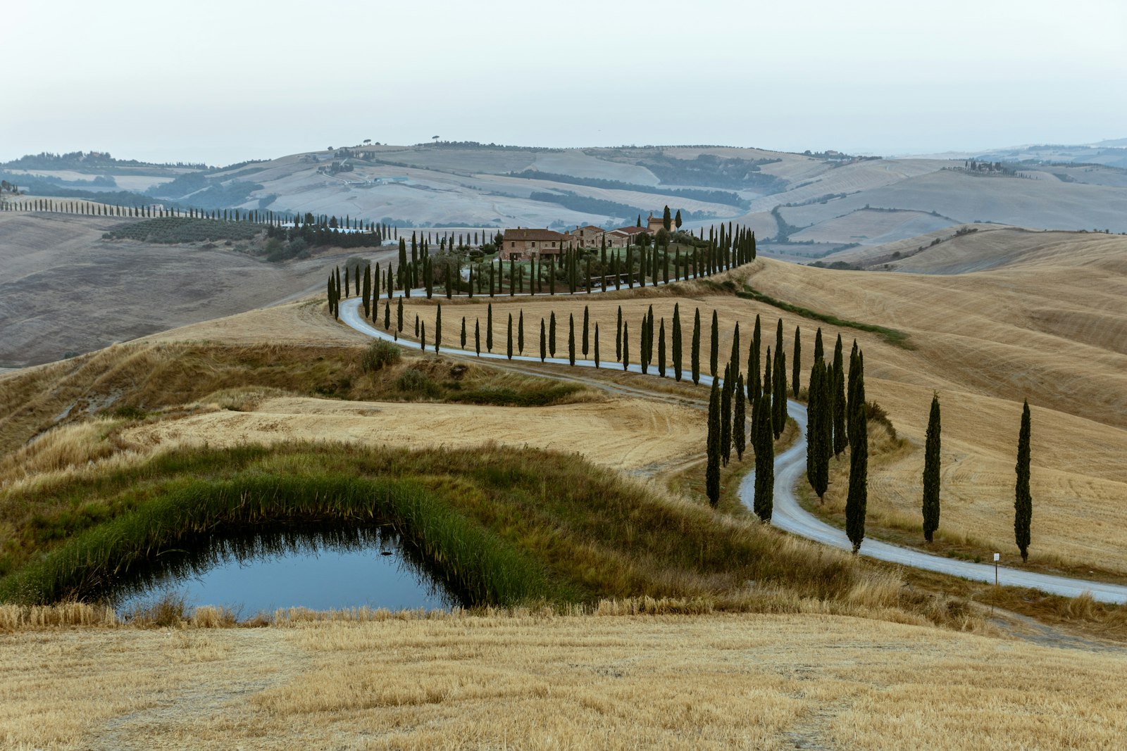 Estrada de terra ladeada por ciprestes na Toscana